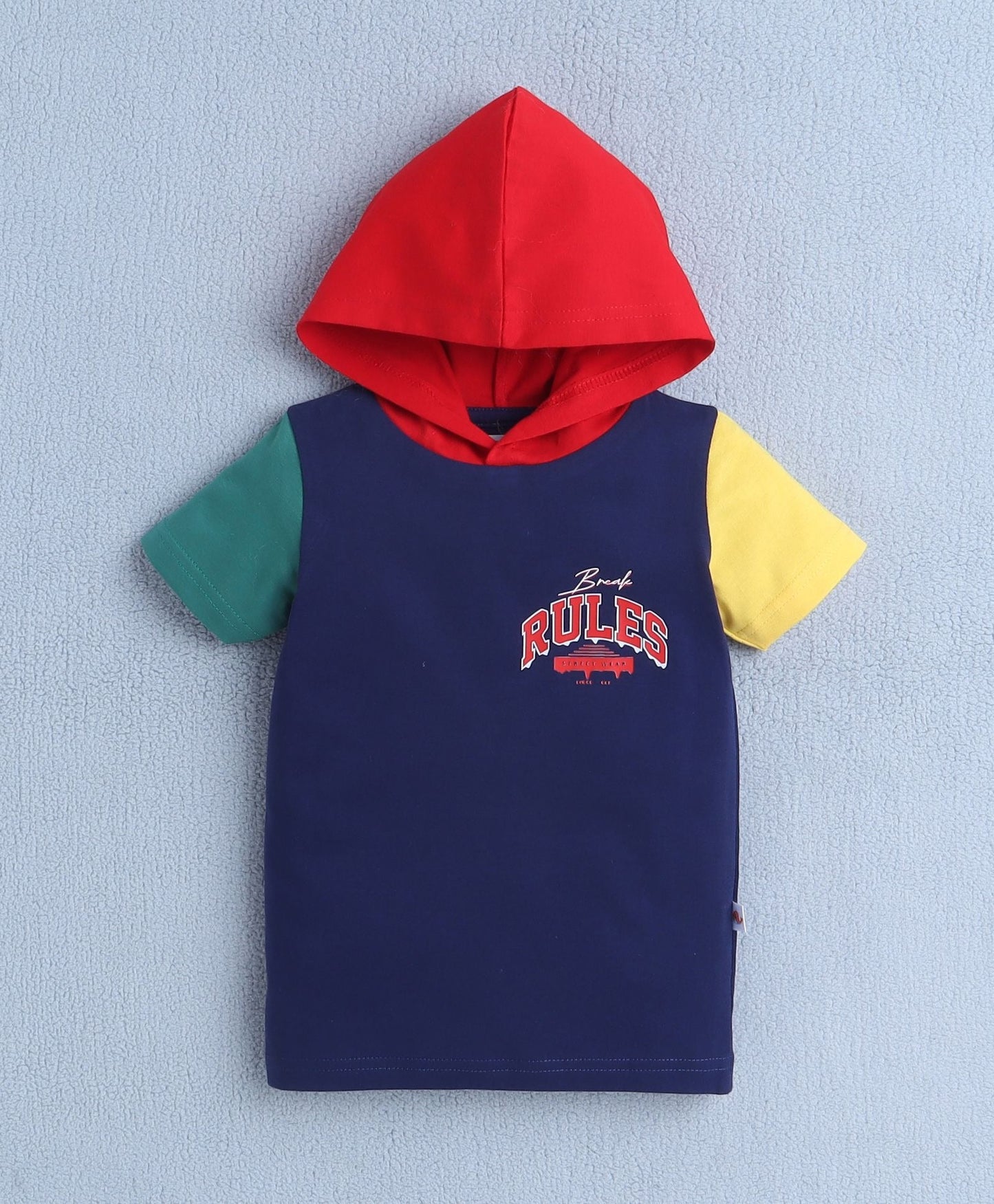 Baby World boys’ casual set: hooded T-shirt and shorts for smart outdoor fashion days!