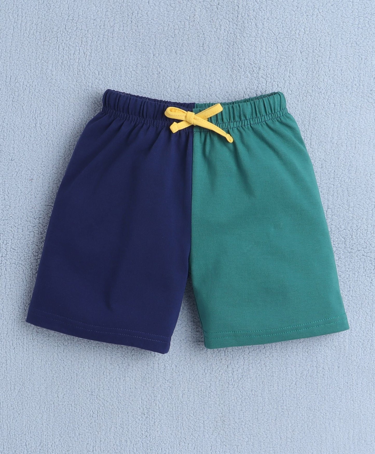 Baby World boys’ casual set: hooded T-shirt and shorts for smart outdoor fashion days!