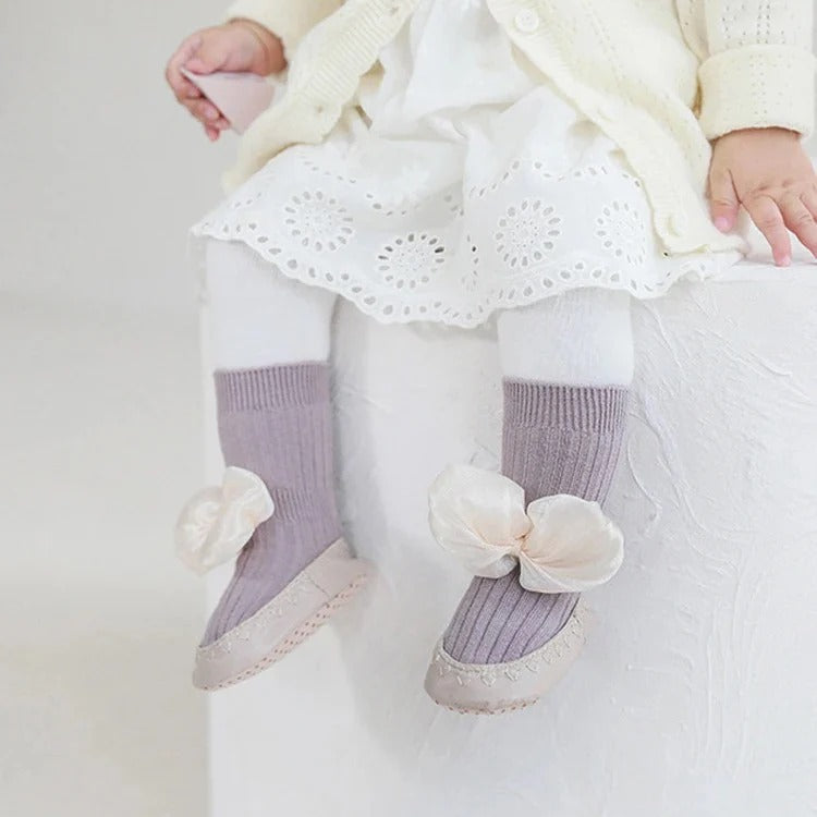 Snug & Stylish – Unisex Lilac Bow Socks by Lille Barn